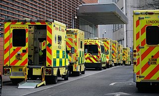 Krankenwagen vor dem Royal London Hospital. - Foto: Aaron Chown/PA Wire/dpa Krankenwagen vor dem Royal London Hospital. - Foto: Aaron Chown/PA Wire/dpa