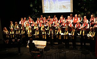 Überwältigender Klang: Die Damen und Herren des gemischten Chores Liedertafel-Germania aus Vlotho und die Herren des Quartettvereins. Foto: Elke Niedringhaus-Haasper - Elke Niedringhaus-Haasper Überwältigender Klang: Die Damen und Herren des gemischten Chores Liedertafel-Germania aus Vlotho und die Herren des Quartettvereins. Foto: Elke Niedringhaus-Haasper - Elke Niedringhaus-Haasper