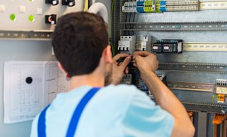 Der 19-jährige Mohammad aus Afghanistan arbeitet im Ausbildungszentrum der Siemens Professional Education an der Verdrahtung eines Schaltschranks. - Monika Skolimowska/dpa-Zentralbild/dpa Der 19-jährige Mohammad aus Afghanistan arbeitet im Ausbildungszentrum der Siemens Professional Education an der Verdrahtung eines Schaltschranks. - Monika Skolimowska/dpa-Zentralbild/dpa