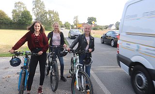 Die Freundinnen Charlotte (v. l.), Nadine und Leni (alle 14) lächeln, aber im Grunde ist ihnen nicht danach. Sie fordern an der Häger Straße einen Radweg. - Susanne Barth Die Freundinnen Charlotte (v. l.), Nadine und Leni (alle 14) lächeln, aber im Grunde ist ihnen nicht danach. Sie fordern an der Häger Straße einen Radweg. - Susanne Barth