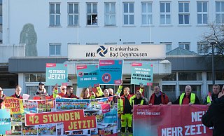 Als die Demo vorm Krankenhaus kurz anhält, gibt es ein Pfeifkonzert. Aus einem oberen Fenster winkten Beschäftige den Demonstranten zu. - Ulf Hanke Als die Demo vorm Krankenhaus kurz anhält, gibt es ein Pfeifkonzert. Aus einem oberen Fenster winkten Beschäftige den Demonstranten zu. - Ulf Hanke
