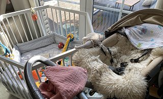 Kinderwagen und Laufstall stehen in den Bereitschaftspflegefamilien immer bereit - schließlich kann jederzeit der Anruf kommen, dass wieder ein Kind vorübergehend ein Zuhause braucht. - Nicole Sielermann Kinderwagen und Laufstall stehen in den Bereitschaftspflegefamilien immer bereit - schließlich kann jederzeit der Anruf kommen, dass wieder ein Kind vorübergehend ein Zuhause braucht. - Nicole Sielermann