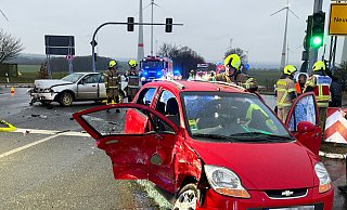 Auf der B64 ereignete sich am Sonntagnachmittag der Unfall. Eine Person war eingeklemmt und musste von der Feuerwehr verfreit werden. - Ralph Meyer Auf der B64 ereignete sich am Sonntagnachmittag der Unfall. Eine Person war eingeklemmt und musste von der Feuerwehr verfreit werden. - Ralph Meyer