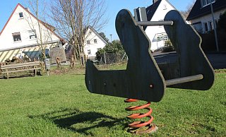 Viele Spielplätze in Enger stehen in der Kritik: An der Blumenstraße gibt es nur ein Wippgerät. - Jan-Henrik Gerdener Viele Spielplätze in Enger stehen in der Kritik: An der Blumenstraße gibt es nur ein Wippgerät. - Jan-Henrik Gerdener