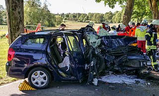 Bei einem schweren Verkehrsunfall auf der Kreisstraße 38 in Schwaney prallte ein Dacia Logan gegen einen Straßenbaum. - Ralph Meyer Bei einem schweren Verkehrsunfall auf der Kreisstraße 38 in Schwaney prallte ein Dacia Logan gegen einen Straßenbaum. - Ralph Meyer