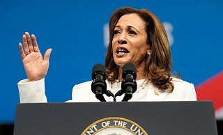 Harris: «Was das amerikanische Volk meiner Meinung nach verdient, ist ein neuer Weg nach vorne und eine Abkehr vom letzten Jahrzehnt.» - Jacquelyn Martin/AP/dpa Harris: «Was das amerikanische Volk meiner Meinung nach verdient, ist ein neuer Weg nach vorne und eine Abkehr vom letzten Jahrzehnt.» - Jacquelyn Martin/AP/dpa
