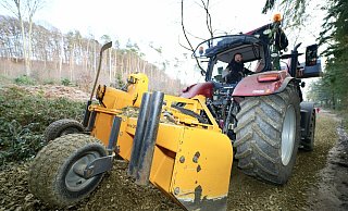 Mit dem sogenannten Gräder (Planierer) hinterm Trecker verteilt Johannes Rehpöhler (DR Wegebau) den Kalksteinschotter des Waldwegs Am Togdrang, der parallel zum Südhang des Teutos verläuft. - Peter Unger Mit dem sogenannten Gräder (Planierer) hinterm Trecker verteilt Johannes Rehpöhler (DR Wegebau) den Kalksteinschotter des Waldwegs Am Togdrang, der parallel zum Südhang des Teutos verläuft. - Peter Unger