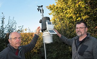 Ulrich Klauke (l.) aus Dörenhagen erklärt wie seine Wetterstation funktioniert. Jürgen Pinger hat eine ähnliche Anlage in Oberntudorf. - Uwe Müller Ulrich Klauke (l.) aus Dörenhagen erklärt wie seine Wetterstation funktioniert. Jürgen Pinger hat eine ähnliche Anlage in Oberntudorf. - Uwe Müller