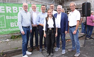 Michael Oberbremer (Baubetriebe Oberbremer, v. l.), Andreas Hüffmann, Architekt Stefan Bäunker, Lotte Palsbröker, Dirk Hensiek, Jürgen Müller und Florian Ohmes von der B&S. - Björn Kenter Michael Oberbremer (Baubetriebe Oberbremer, v. l.), Andreas Hüffmann, Architekt Stefan Bäunker, Lotte Palsbröker, Dirk Hensiek, Jürgen Müller und Florian Ohmes von der B&S. - Björn Kenter