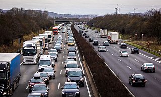 Der Verkehr stockt auf der Autobahn 2 (A2) in Fahrtrichtung Hannover. - Moritz Frankenberg/dpa Der Verkehr stockt auf der Autobahn 2 (A2) in Fahrtrichtung Hannover. - Moritz Frankenberg/dpa