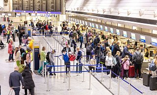 Einen Tag vor Weihnachten hat die Pilotengewerkschaft Cockpit (VC) zu einem Pilotenstreik beim Lufthansa-Ferienflieger Discover Airlines aufgerufen, die Lufthansa konnte durch Ersatz Piloten die Maschinen besetzen und so den Flugbetrieb aufrechterhalten. - Helmut Fricke/dpa Einen Tag vor Weihnachten hat die Pilotengewerkschaft Cockpit (VC) zu einem Pilotenstreik beim Lufthansa-Ferienflieger Discover Airlines aufgerufen, die Lufthansa konnte durch Ersatz Piloten die Maschinen besetzen und so den Flugbetrieb aufrechterhalten. - Helmut Fricke/dpa