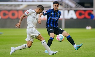 Raphael Obermair (r.), hier im Testspiel gegen Bochum, überzeugte in der Vorbereitung als Außenbahnspieler mit viel Offensivdrang. Der Neuzugang aus Magdeburg darf mit hoher Wahrscheinlichkeit in der Auftaktpartie gegen den KSC von Beginn an ran. - Besim Mazhiqi Raphael Obermair (r.), hier im Testspiel gegen Bochum, überzeugte in der Vorbereitung als Außenbahnspieler mit viel Offensivdrang. Der Neuzugang aus Magdeburg darf mit hoher Wahrscheinlichkeit in der Auftaktpartie gegen den KSC von Beginn an ran. - Besim Mazhiqi