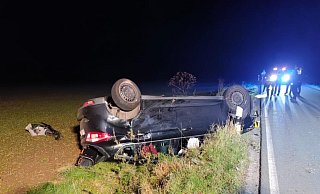 Der Ford blieb nach dem Überschlag auf dem Dach auf einem Feld liegen. - FFW Warburg Der Ford blieb nach dem Überschlag auf dem Dach auf einem Feld liegen. - FFW Warburg