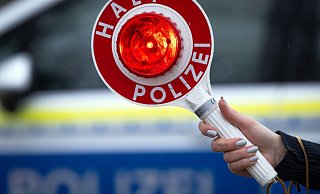 Ein illegales Autorennen auf der B68 bei Lichtenau hat für die Fahrer von drei Audis Konsequenzen. Sie dürfen ihre Autos, die Handys und den Führerschein erst einmal abgeben. - Soeren Stache/dpa Ein illegales Autorennen auf der B68 bei Lichtenau hat für die Fahrer von drei Audis Konsequenzen. Sie dürfen ihre Autos, die Handys und den Führerschein erst einmal abgeben. - Soeren Stache/dpa