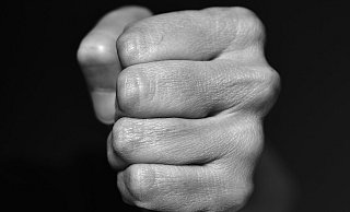 Er kam zurück, riss die Fahrertür auf und schlug zu. Wer kennt den Unbekannten? - Symbolfoto: Pixabay Creative Commons Er kam zurück, riss die Fahrertür auf und schlug zu. Wer kennt den Unbekannten? - Symbolfoto: Pixabay Creative Commons