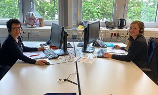 Kathrin Beermann (l.) und Tanja Wrobel sind für die Menschen imKreis Herford am Bürgertelefon im Einsatz. - Patrick Albrecht/Kreis Herford Kathrin Beermann (l.) und Tanja Wrobel sind für die Menschen imKreis Herford am Bürgertelefon im Einsatz. - Patrick Albrecht/Kreis Herford