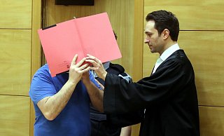 Der 46-jährige Angeklagte, hier mit seinem Verteidiger Jan-Christian Hochmann bestreitet eine Tötungsabsicht. - Wolfgang Rudolf Der 46-jährige Angeklagte, hier mit seinem Verteidiger Jan-Christian Hochmann bestreitet eine Tötungsabsicht. - Wolfgang Rudolf