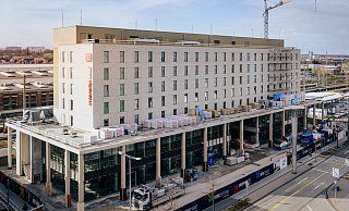 Die Klinkerfassade des neuen Bahnhofsgebäudes ist fertiggestellt. Im unteren und ersten Obergeschoss werden derzeit noch die Glasfronten angebracht. - Besim Mazhiqi Die Klinkerfassade des neuen Bahnhofsgebäudes ist fertiggestellt. Im unteren und ersten Obergeschoss werden derzeit noch die Glasfronten angebracht. - Besim Mazhiqi