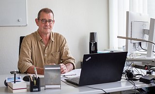 Claus Josephs sitzt an seinem Schreibtisch mit Blick auf den Franz-Stock-Platz. - Niklas Tüns Claus Josephs sitzt an seinem Schreibtisch mit Blick auf den Franz-Stock-Platz. - Niklas Tüns