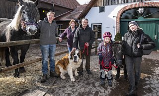 Zumindest endlich mal Sonnenschein: Jan, Elke und Ralf Wörmann (v. l.), Reitkind Lotta (6) und Reitlehrerin Kathy am Samstagnachmittag mit Pferden und Hofhund Bootsmann vor dem geschlossenen Hofcafé. - Jörg Dieckmann - www.dieckmann-fotodesign.de Zumindest endlich mal Sonnenschein: Jan, Elke und Ralf Wörmann (v. l.), Reitkind Lotta (6) und Reitlehrerin Kathy am Samstagnachmittag mit Pferden und Hofhund Bootsmann vor dem geschlossenen Hofcafé. - Jörg Dieckmann - www.dieckmann-fotodesign.de