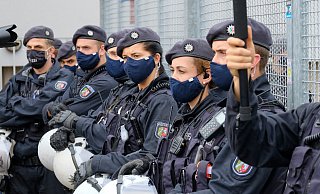 Die Arbeit der Polizei ist bei der Einschätzung der Sicherheit in Bielefeld ein wichtiger Aspekt. Doch manche Parteien fordern auch Einsatz anderer relevanter Player. - Andreas Zobe Die Arbeit der Polizei ist bei der Einschätzung der Sicherheit in Bielefeld ein wichtiger Aspekt. Doch manche Parteien fordern auch Einsatz anderer relevanter Player. - Andreas Zobe