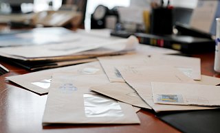 Ungeöffnete Briefe liegen auf einem Schreibtisch. | Verwendung weltweit - picture-alliance / Frank May (Symbolbild) Ungeöffnete Briefe liegen auf einem Schreibtisch. | Verwendung weltweit - picture-alliance / Frank May (Symbolbild)