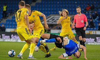 Auf den Boden der Tatsachen gegen den 1. FC Saarbrücken ging es für Arminia Bielefelds Nassim Boujellab (r.). - Andreas Zobe Auf den Boden der Tatsachen gegen den 1. FC Saarbrücken ging es für Arminia Bielefelds Nassim Boujellab (r.). - Andreas Zobe