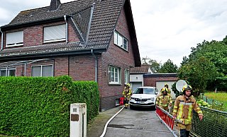 Auf einem landwirtschaftlichen Anwesen in Delbrück-Hagen brannte am Donnerstagnachmittag der Eingangsbereich eines Lagergebäudes. - Ralph Meyer Auf einem landwirtschaftlichen Anwesen in Delbrück-Hagen brannte am Donnerstagnachmittag der Eingangsbereich eines Lagergebäudes. - Ralph Meyer