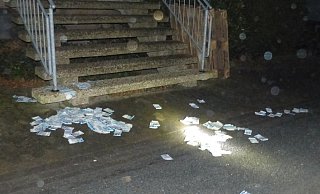 Bei ihrer Flucht verloren die Einbrecher vor der Volksbank Frotheim zahlreiche Geldscheine. - Polizei Minden-Lübbecke Bei ihrer Flucht verloren die Einbrecher vor der Volksbank Frotheim zahlreiche Geldscheine. - Polizei Minden-Lübbecke