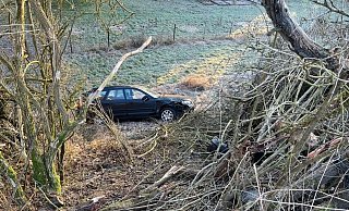 Der Senior war mit einem Auto unterwegs, das noch Sommerreifen aufgezogen hatte. - Polizei Der Senior war mit einem Auto unterwegs, das noch Sommerreifen aufgezogen hatte. - Polizei