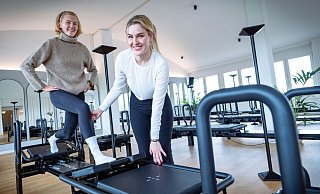 "Ganz schön anstrengend": NW-Praktikantin Maja Niemeyer testet unter Anleitung von Silja Möller den neuen Fitnesstrend in Bielefeld. - Barbara Franke "Ganz schön anstrengend": NW-Praktikantin Maja Niemeyer testet unter Anleitung von Silja Möller den neuen Fitnesstrend in Bielefeld. - Barbara Franke