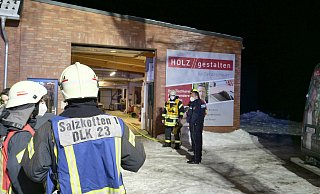 Durch den schnellen Einsatz konnte die Feuerwehr Salzkotten den Brand rasch in den Griff bekommen. - Ralph Meyer Durch den schnellen Einsatz konnte die Feuerwehr Salzkotten den Brand rasch in den Griff bekommen. - Ralph Meyer