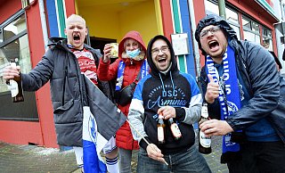 An der August-Bebel-Straße gab es beim "Howzit" ein Drive-In-Freibier für Arminia-Fans. - BARBARA FRANKE An der August-Bebel-Straße gab es beim "Howzit" ein Drive-In-Freibier für Arminia-Fans. - BARBARA FRANKE