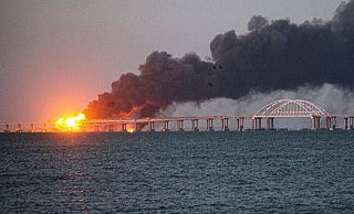 Flammen und Rauch steigen von der Krim-Brücke auf, die das russische Festland und die Halbinsel Krim über die Straße von Kertsch verbindet. - Uncredited/AP/dpa Flammen und Rauch steigen von der Krim-Brücke auf, die das russische Festland und die Halbinsel Krim über die Straße von Kertsch verbindet. - Uncredited/AP/dpa