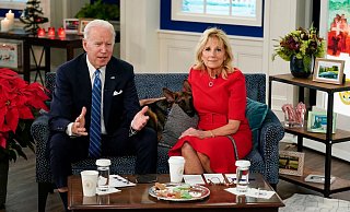 US-Präsident Joe Biden und First Lady Jill Biden senden mit Hund Commander Weihnachtsgrüße ans Militär. - Foto: Carolyn Kaster/AP/dpa US-Präsident Joe Biden und First Lady Jill Biden senden mit Hund Commander Weihnachtsgrüße ans Militär. - Foto: Carolyn Kaster/AP/dpa