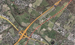 So könnte eine zweigleisige Bahnlinie parallel zur A 2 über Bad Salzufler Gebiet verlaufen. Auf Höhe der Werreauen hat das GutachterbüroSchüßler-Plan eine 1,8 Kilometer lange Talbrücke vorgesehen. Durch den Obernberg (rechts oben) würde dann ein 2,75 Kilometer langer Tunnel mit zwei Röhren führen. Diese Trasse ist jedoch erst mal nur ein Gedankenspiel, die konkrete Planung seitens der Deutschen Bahn steht noch aus. - Geobasis NRW So könnte eine zweigleisige Bahnlinie parallel zur A 2 über Bad Salzufler Gebiet verlaufen. Auf Höhe der Werreauen hat das GutachterbüroSchüßler-Plan eine 1,8 Kilometer lange Talbrücke vorgesehen. Durch den Obernberg (rechts oben) würde dann ein 2,75 Kilometer langer Tunnel mit zwei Röhren führen. Diese Trasse ist jedoch erst mal nur ein Gedankenspiel, die konkrete Planung seitens der Deutschen Bahn steht noch aus. - Geobasis NRW