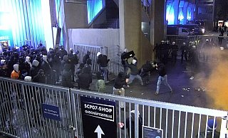 Bei den schweren Ausschreitungen durch Anhänger von Hansa Rostock in Paderborn sind Ende 2023 zahlreiche Personen verletzt worden. - Polizei Paderborn Bei den schweren Ausschreitungen durch Anhänger von Hansa Rostock in Paderborn sind Ende 2023 zahlreiche Personen verletzt worden. - Polizei Paderborn