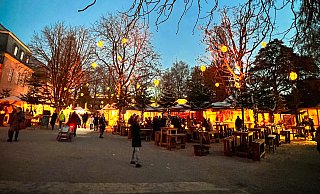 Besonders das heimelige Ambiente und die atmosphärische Beleuchtung sehen viele Besucher als großen Pluspunkt für den neuen Weihnachtsmarkt im Schlosspark in Detmold. - Raphael Bartling Besonders das heimelige Ambiente und die atmosphärische Beleuchtung sehen viele Besucher als großen Pluspunkt für den neuen Weihnachtsmarkt im Schlosspark in Detmold. - Raphael Bartling