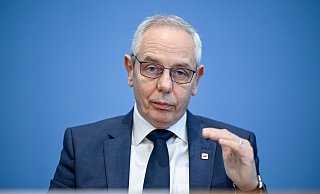 Michael Vassiliadis, Vorsitzender der Industriegewerkschaft Bergbau, Chemie, Energie (IG BCE). - Britta Pedersen/dpa Michael Vassiliadis, Vorsitzender der Industriegewerkschaft Bergbau, Chemie, Energie (IG BCE). - Britta Pedersen/dpa