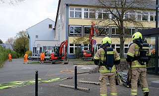 Bei Baggerarbeiten zwischen Erich-Kästner-Schule und Markus-Kindergarten wurde am Bastfelder Weg eine Gasleitung beschädigt. - Ralph Meyer Bei Baggerarbeiten zwischen Erich-Kästner-Schule und Markus-Kindergarten wurde am Bastfelder Weg eine Gasleitung beschädigt. - Ralph Meyer