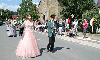 Das Kollerbecker Königspaar Torben Rheker und Lena Thomas führt den Festumzug an der Kirche vorbei, wo das Publikum schon gespannt auf die Königsparade wartet. - Burkhard Battran Das Kollerbecker Königspaar Torben Rheker und Lena Thomas führt den Festumzug an der Kirche vorbei, wo das Publikum schon gespannt auf die Königsparade wartet. - Burkhard Battran