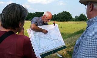 Gegenüber des Autohofs, direkt neben der Fußgängerampel, verläuft ein neuer Deich, der 2010 gebaut wurde. - Katharina Eisele Gegenüber des Autohofs, direkt neben der Fußgängerampel, verläuft ein neuer Deich, der 2010 gebaut wurde. - Katharina Eisele