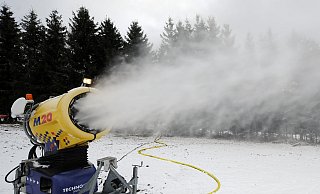 Schneekanonen sollen die Wintersportbedingungen im Sauerland verbessern. Hier ein Bild aus der vergangenen Saison. - picture alliance / dpa Schneekanonen sollen die Wintersportbedingungen im Sauerland verbessern. Hier ein Bild aus der vergangenen Saison. - picture alliance / dpa