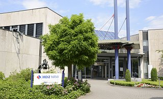 Das Herz- und Diabeteszentrum NRW (HDZ) in Bad Oeynhausen ist Deutschlands größtes Herztransplantationszentrum. Seit 1989 werden hier Medizinstudenten der Ruhr-Universität Bochum ausgebildet. - Marcel Mompour (HDZ NRW) Das Herz- und Diabeteszentrum NRW (HDZ) in Bad Oeynhausen ist Deutschlands größtes Herztransplantationszentrum. Seit 1989 werden hier Medizinstudenten der Ruhr-Universität Bochum ausgebildet. - Marcel Mompour (HDZ NRW)