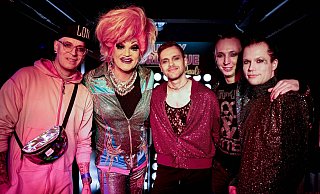 Sänger Chris Harms (l-r) mit der Travestie-Künstlerin Olivia Jones, Gitarrist Pi, Keyboarder Gerrit Heinemann und Bassist Klaas Helmecke in Hamburg. - Axel Heimken/dpa Sänger Chris Harms (l-r) mit der Travestie-Künstlerin Olivia Jones, Gitarrist Pi, Keyboarder Gerrit Heinemann und Bassist Klaas Helmecke in Hamburg. - Axel Heimken/dpa