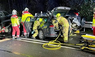 Ein Pkw-Gespann ist mit einem Auto im Gegenverkehr kollidiert. - Ralph Meyer Ein Pkw-Gespann ist mit einem Auto im Gegenverkehr kollidiert. - Ralph Meyer