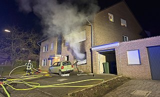 Feuerwehr Lichtenau ist mit sechs Einheiten im Einsatz. Zwei der sieben Bewohner müssen rettungsdienstlich behandelt werden. Eine Katze wird vermisst. - Ralph Meyer Feuerwehr Lichtenau ist mit sechs Einheiten im Einsatz. Zwei der sieben Bewohner müssen rettungsdienstlich behandelt werden. Eine Katze wird vermisst. - Ralph Meyer