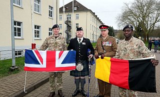 Britische Streitkräfte um den ehemaligen Standort-Kommandeur Tony Maw (2.v.r.) verabschiedeten sich am Donnerstagmorgen aus Bielefeld. - Wolfgang Rudolf Britische Streitkräfte um den ehemaligen Standort-Kommandeur Tony Maw (2.v.r.) verabschiedeten sich am Donnerstagmorgen aus Bielefeld. - Wolfgang Rudolf