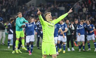 Arminia-Torhüter Jonas Kersken feiert gemeinsam mit dem Anhang den Pokal-Triumph über den SC Freiburg. - Oliver Krato Arminia-Torhüter Jonas Kersken feiert gemeinsam mit dem Anhang den Pokal-Triumph über den SC Freiburg. - Oliver Krato