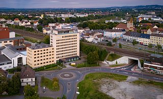 Direkt vor dem Stadtwerke-Hochhaus an der Schildescher Straße wird eine Baustelle eingerichtet und in unterschiedlichen Abschnitten bis 2026 bearbeitet. Auch die Unterfführung muss zeitweise gesperrt werden. - Mike-Dennis Müller Direkt vor dem Stadtwerke-Hochhaus an der Schildescher Straße wird eine Baustelle eingerichtet und in unterschiedlichen Abschnitten bis 2026 bearbeitet. Auch die Unterfführung muss zeitweise gesperrt werden. - Mike-Dennis Müller